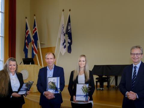 Þau María Sigurðardóttir, Halldór Jónsson jr. og Lotta María Ellingsen tóku við styrkjunum úr hendi Jóns Atla Benediktssonar rektors í Hátíðasal Háskóla Íslands í upphafi vikunnar. MYND/Kristinn Ingvarsson